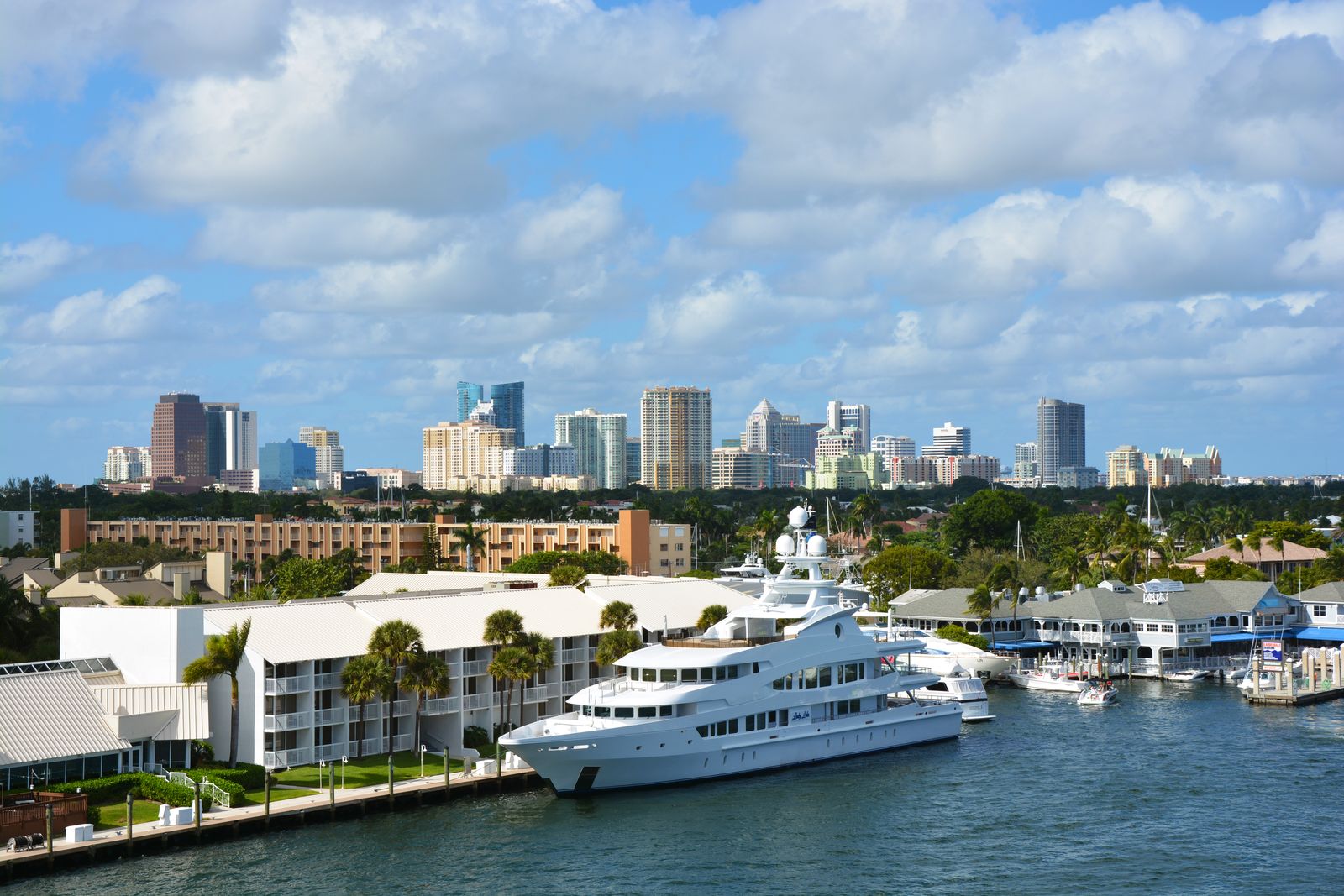Skyline do centro de Fort Lauderdale visto do canal, com um iate atracado em primeiro plano