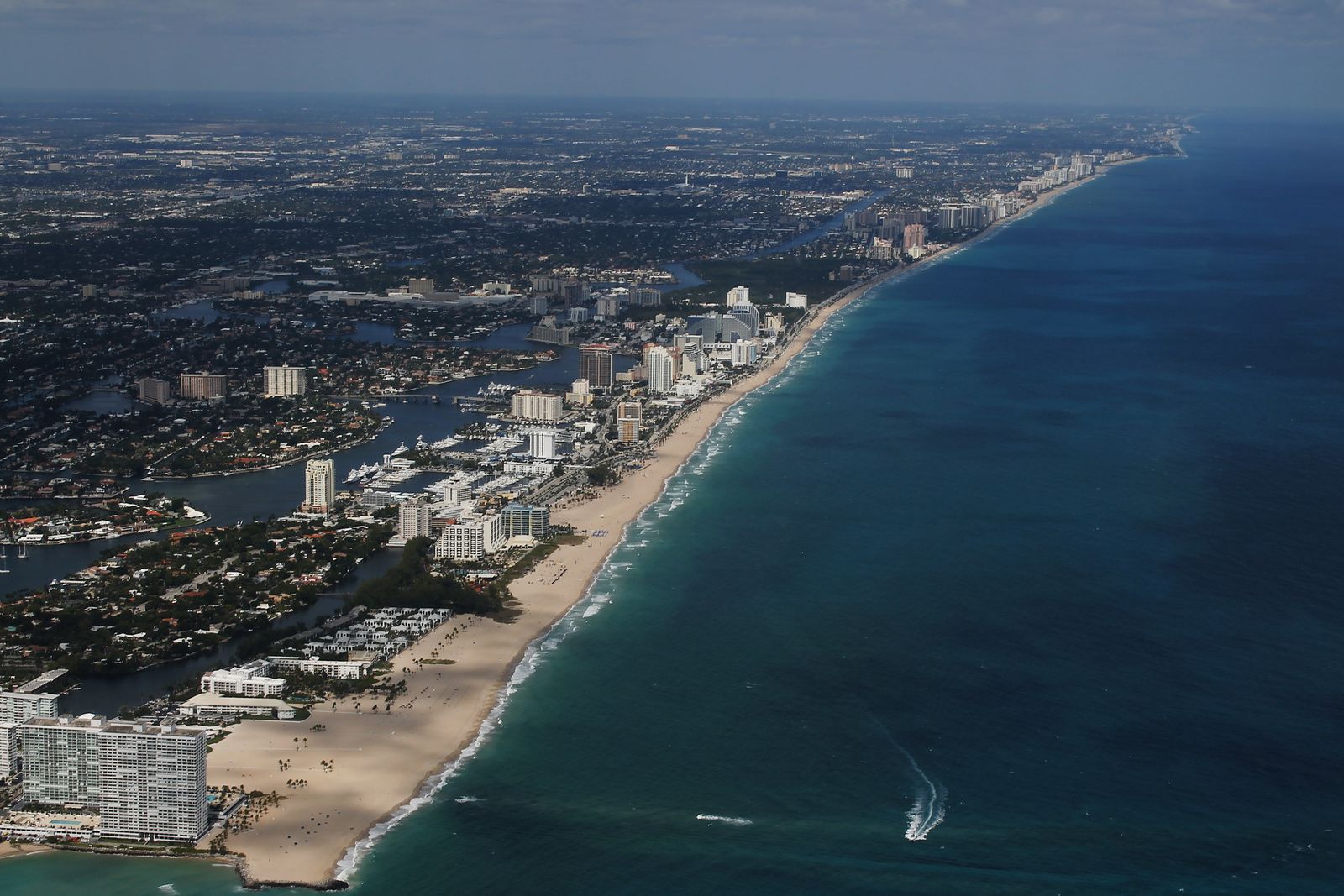Vista aérea da praia de Fort Lauderdale e do oceano Atlântico, logo ao norte da entrada de Port Everglades