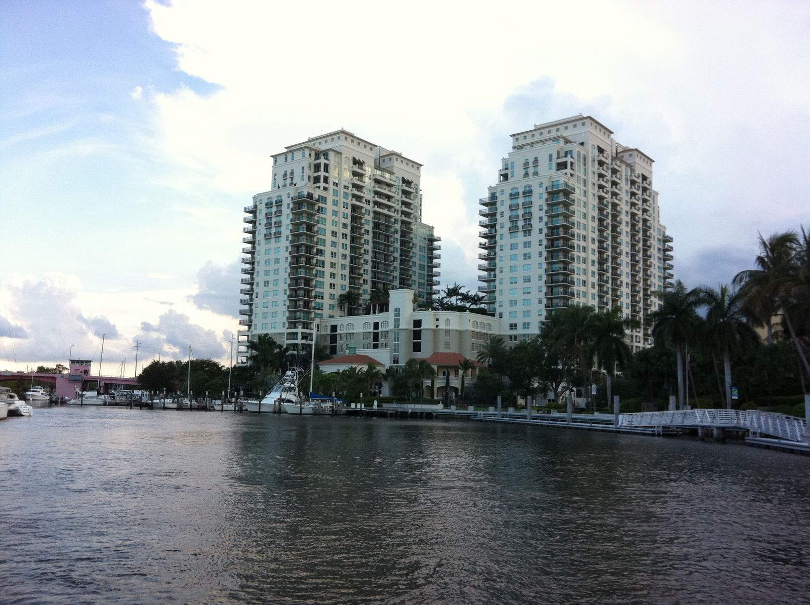 Torres residenciais à beira do New River, em Fort Lauderdale, com marina e barcos em primeiro plano