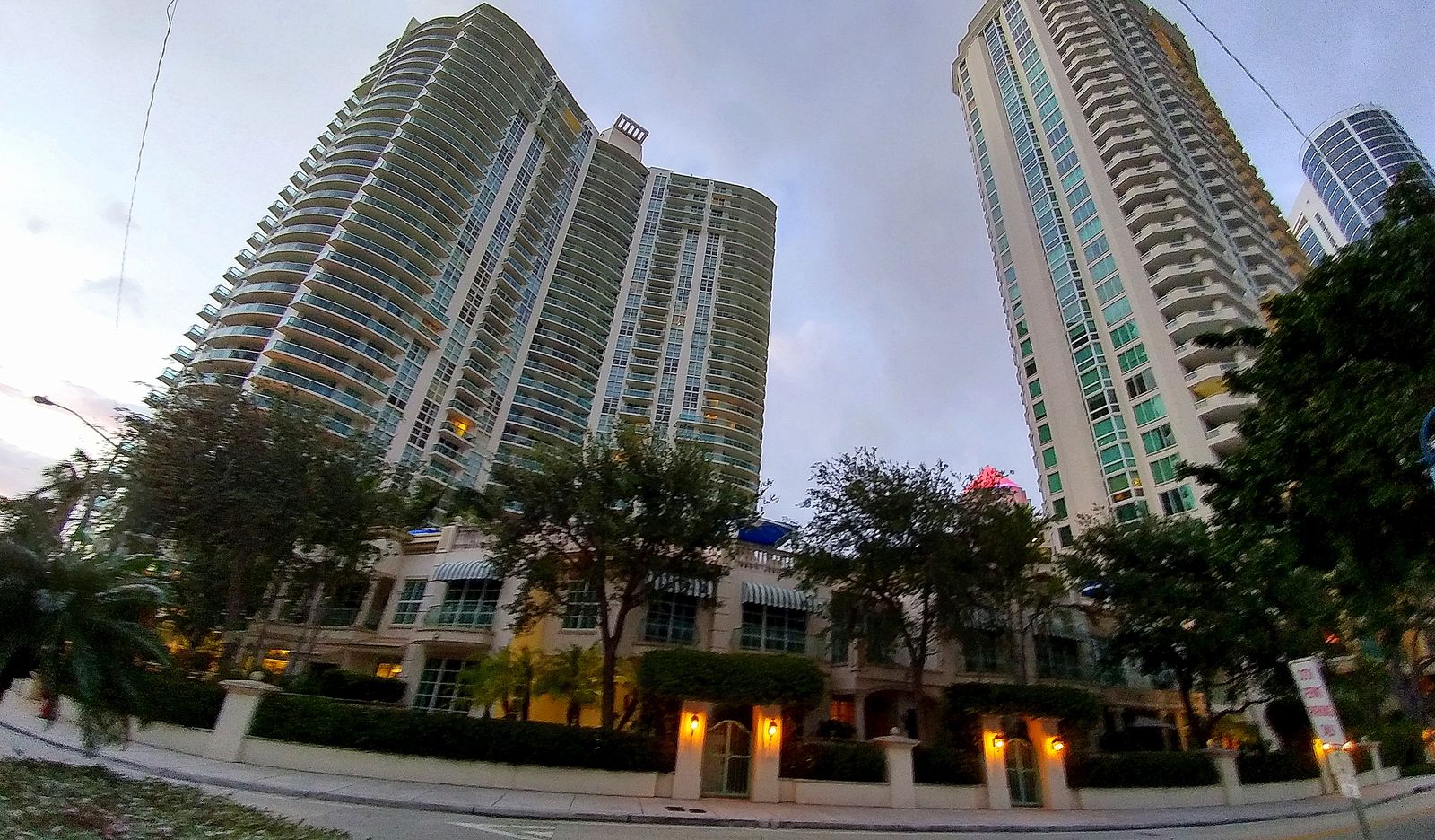 Prédios de apartamentos de alto padrão no centro de Fort Lauderdale ao entardecer