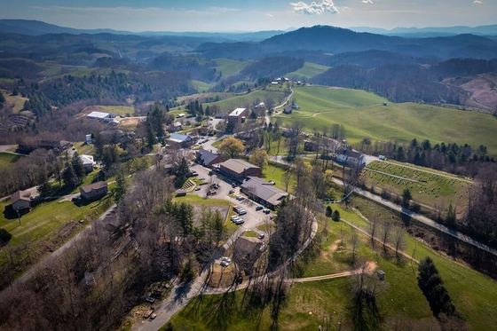 Vista aérea do campus da Oak Hill Academy nas Blue Ridge Mountains