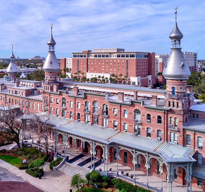 Vista aérea do Plant Hall e do campus da University of Tampa às margens do rio Hillsborough