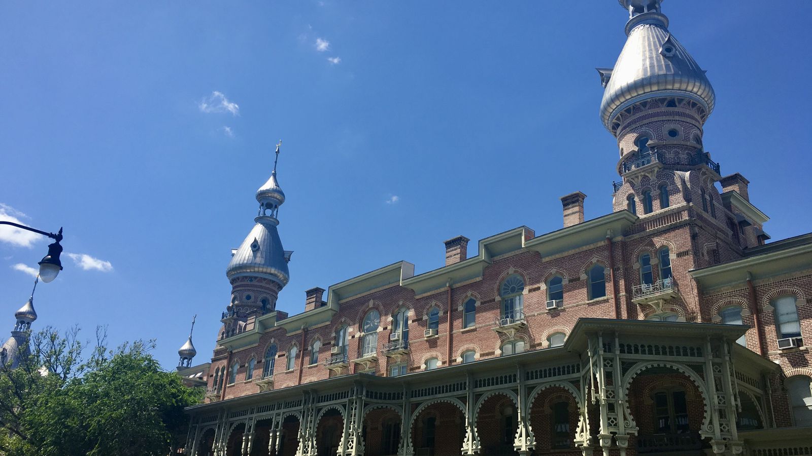 Plant Hall, o prédio histórico com minaretes prateados que é o cartão-postal da University of Tampa