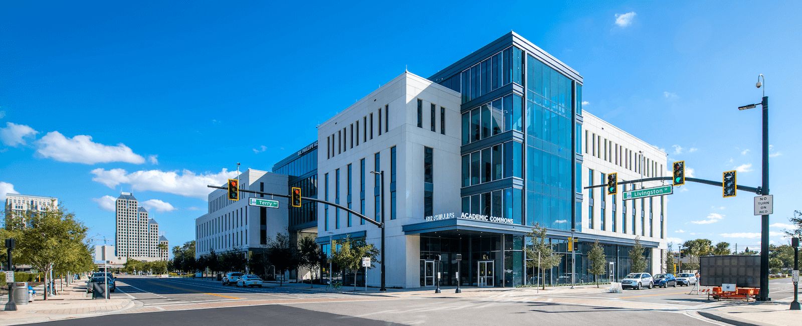 Prédio de vidro do Downtown Campus UCF/Valencia College em Creative Village, no centro de Orlando