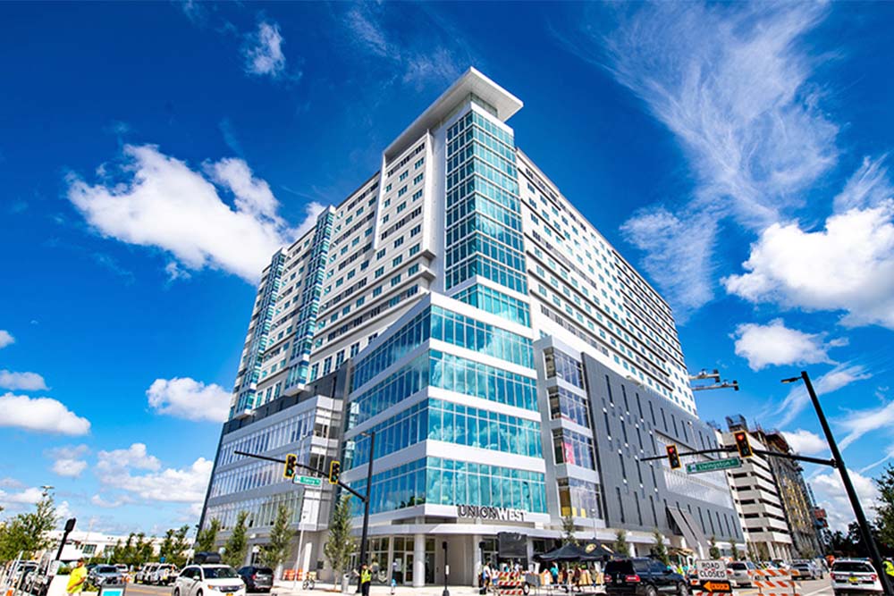 Torre de vidro do UnionWest at Creative Village, a residência estudantil do Downtown Campus UCF/Valencia, no dia da mudança dos estudantes