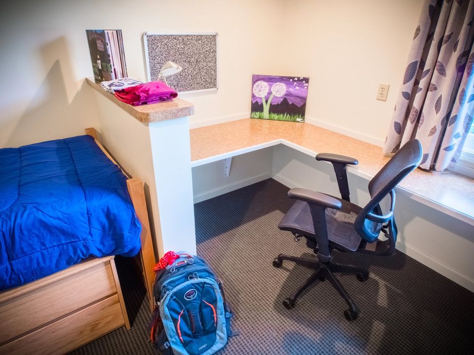 Quarto de alojamento Rogers/Ivie com cama, escrivaninha, cadeira e mochila
