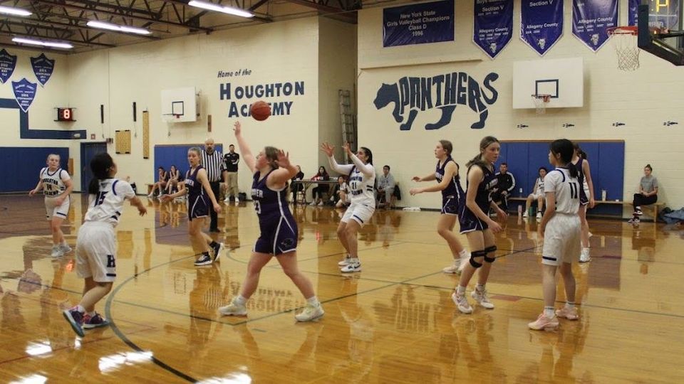 Partida de basquete feminino no ginásio da Houghton Academy