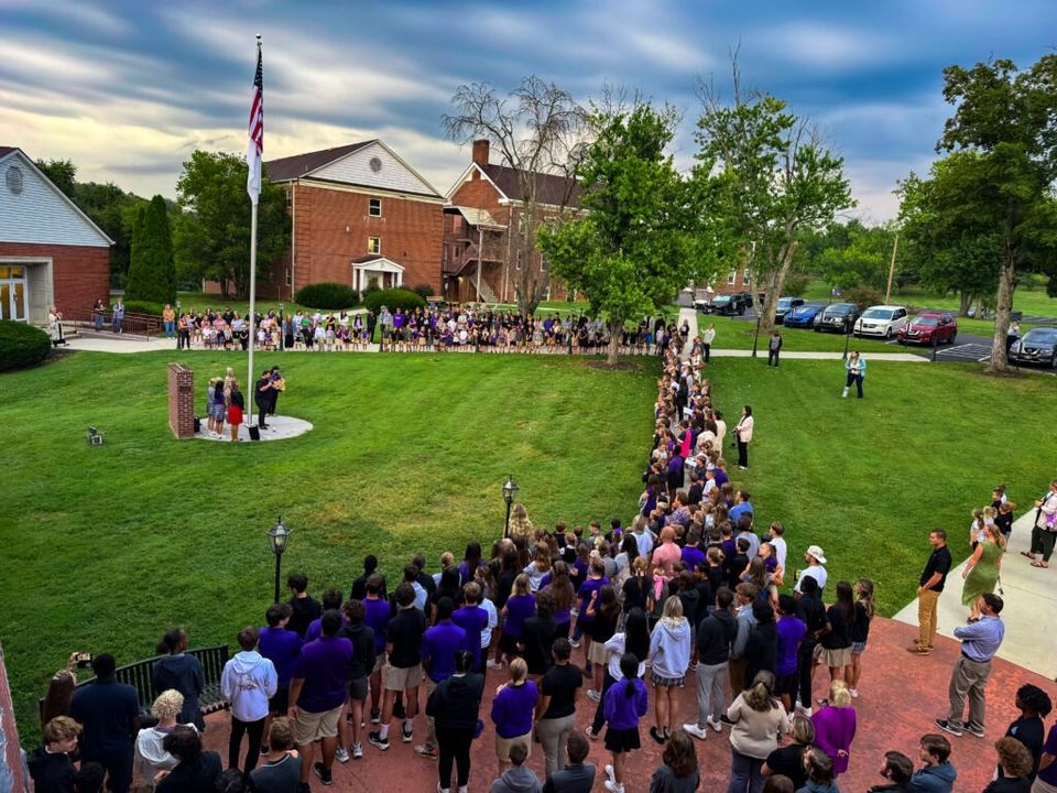 Alunos reunidos no campus para um evento de oração (See You at the Pole)