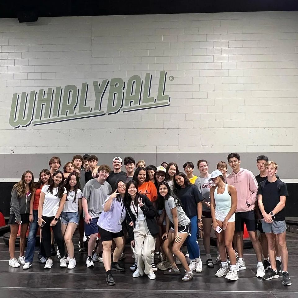 Grande grupo de alunos em passeio de WhirlyBall no fim de semana