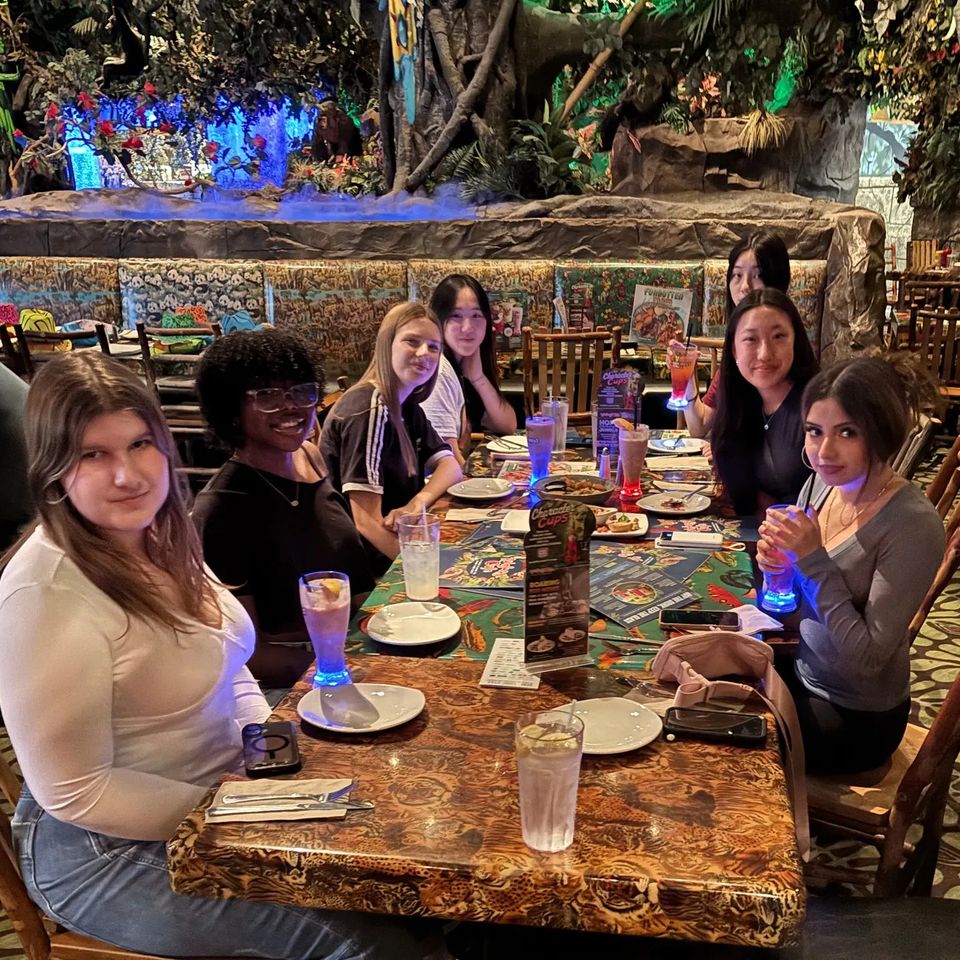 Grupo de alunos jantando em um restaurante em passeio de fim de semana