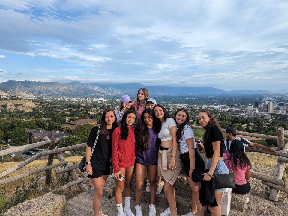 Grupo de alunos em um mirante acima de Salt Lake City, com as montanhas Wasatch ao fundo