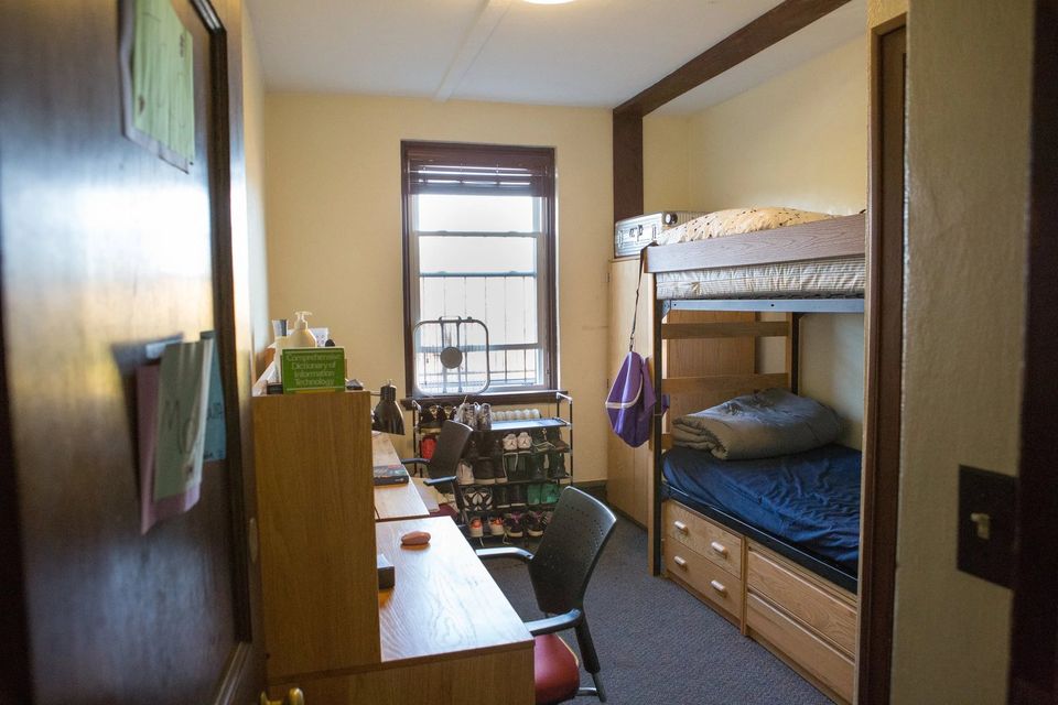 Quarto de alojamento com beliche, mesa de estudo e cadeira