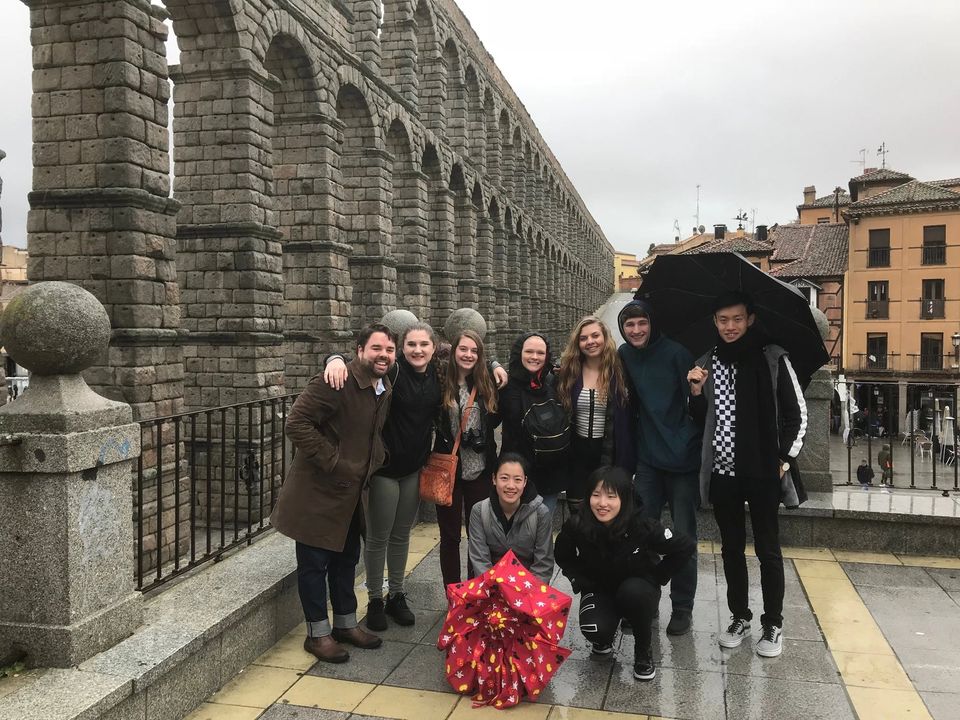 Alunos em viagem do LEAP Global no aqueduto romano de Segóvia, Espanha
