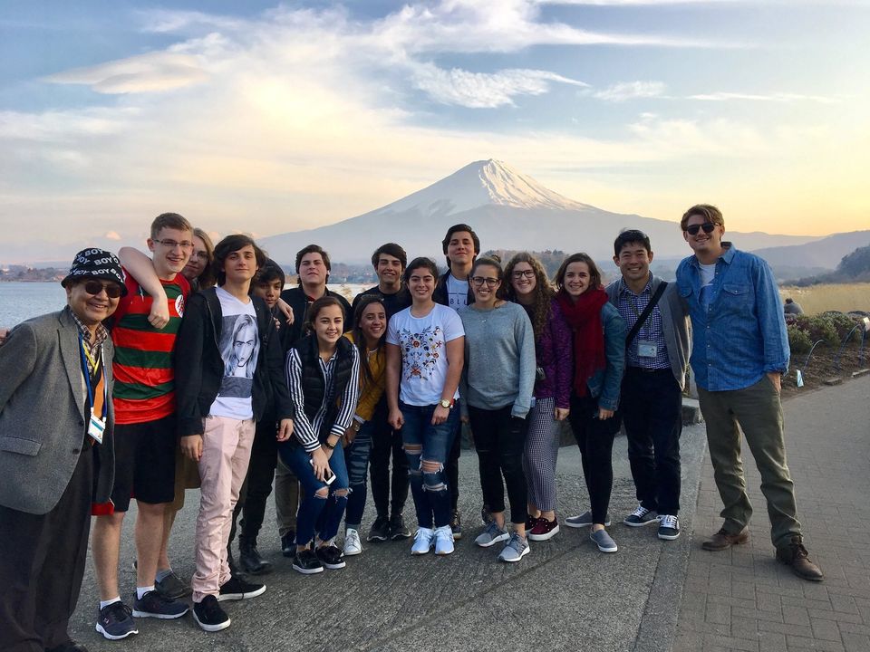 Grupo de alunos diante do Monte Fuji em viagem do LEAP Global ao Japão