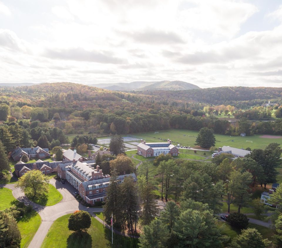 Vista aérea do campus da Miss Hall's entre colinas e florestas dos Berkshires