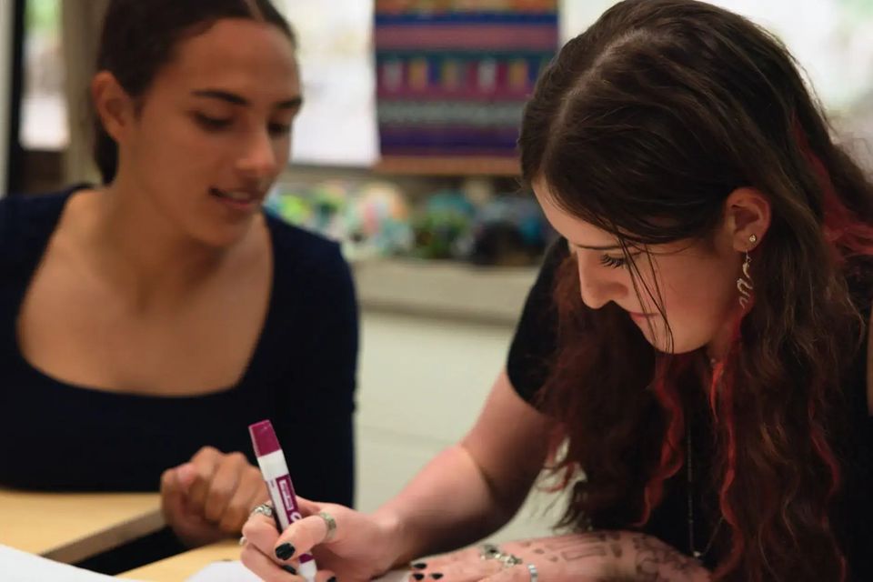 Alunos colaborando em uma tarefa em sala de aula