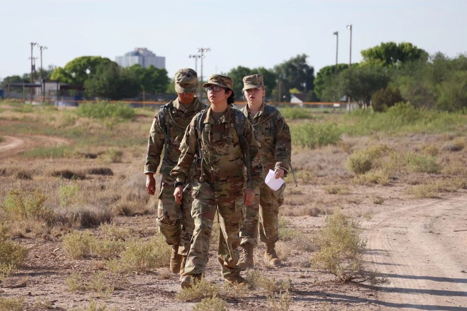 Três cadetes em uniforme de campo em exercício de navegação terrestre perto de Roswell