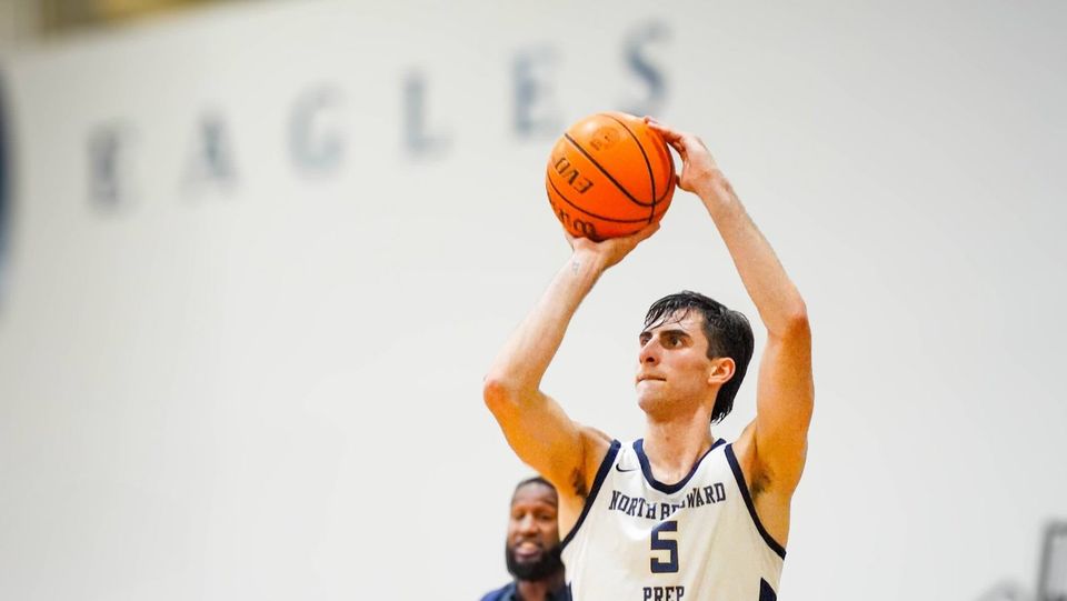Jogador de basquete número 5 da North Broward Prep arremessando no ginásio dos Eagles