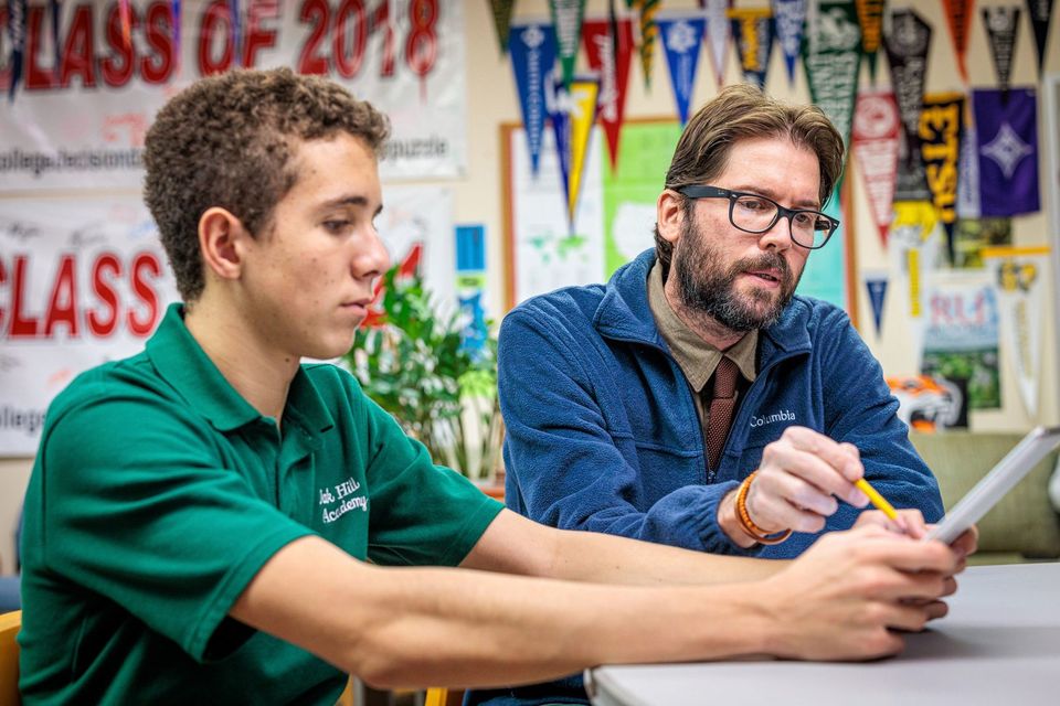 Professor atendendo um aluno individualmente