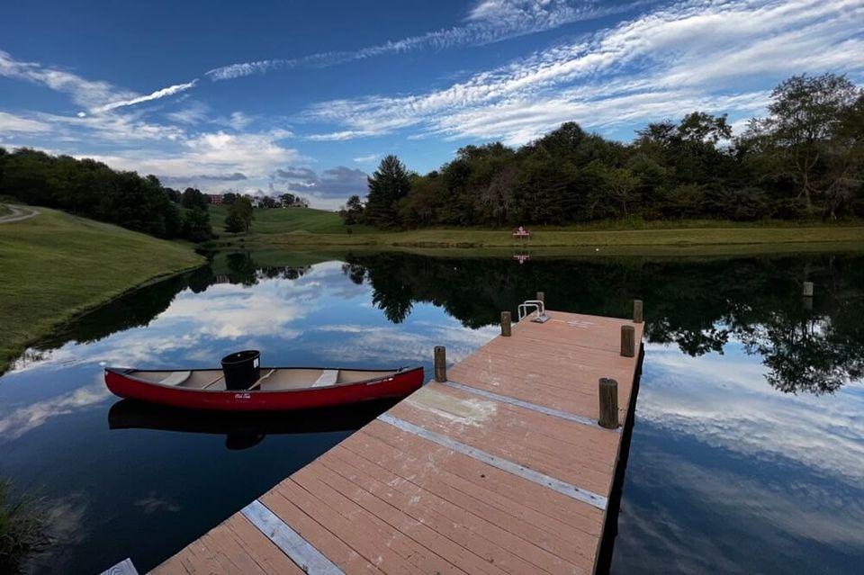 Canoa e píer no lago do campus