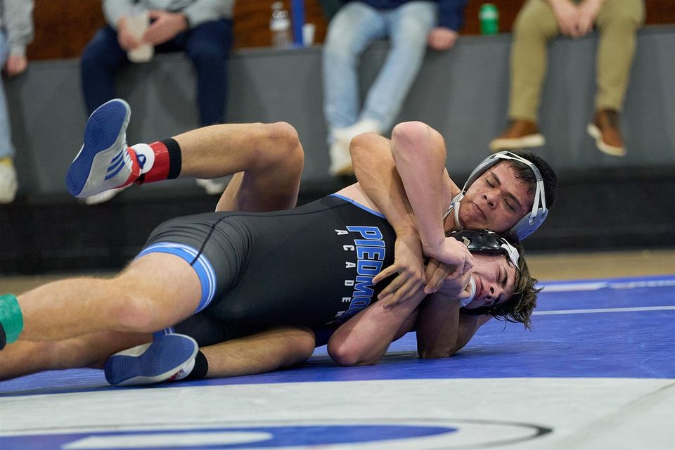 Cadetes disputando uma luta olímpica (wrestling)