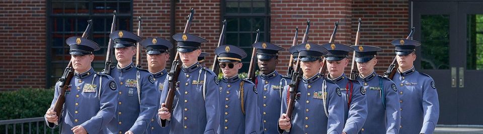 Cadetes com fuzis marchando em fila no JROTC