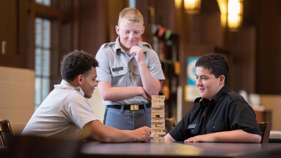 Cadetes jogando Jenga juntos no alojamento