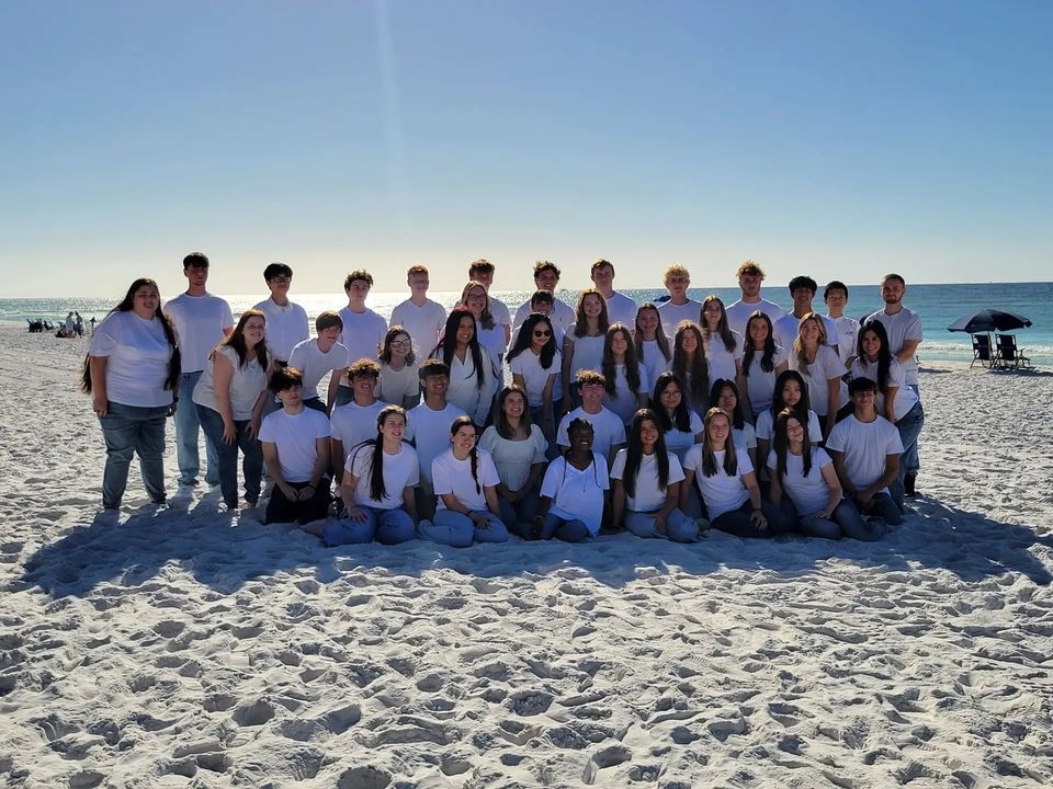 Alunos da Rocky Bayou Christian School em foto de grupo em uma praia do Golfo do México