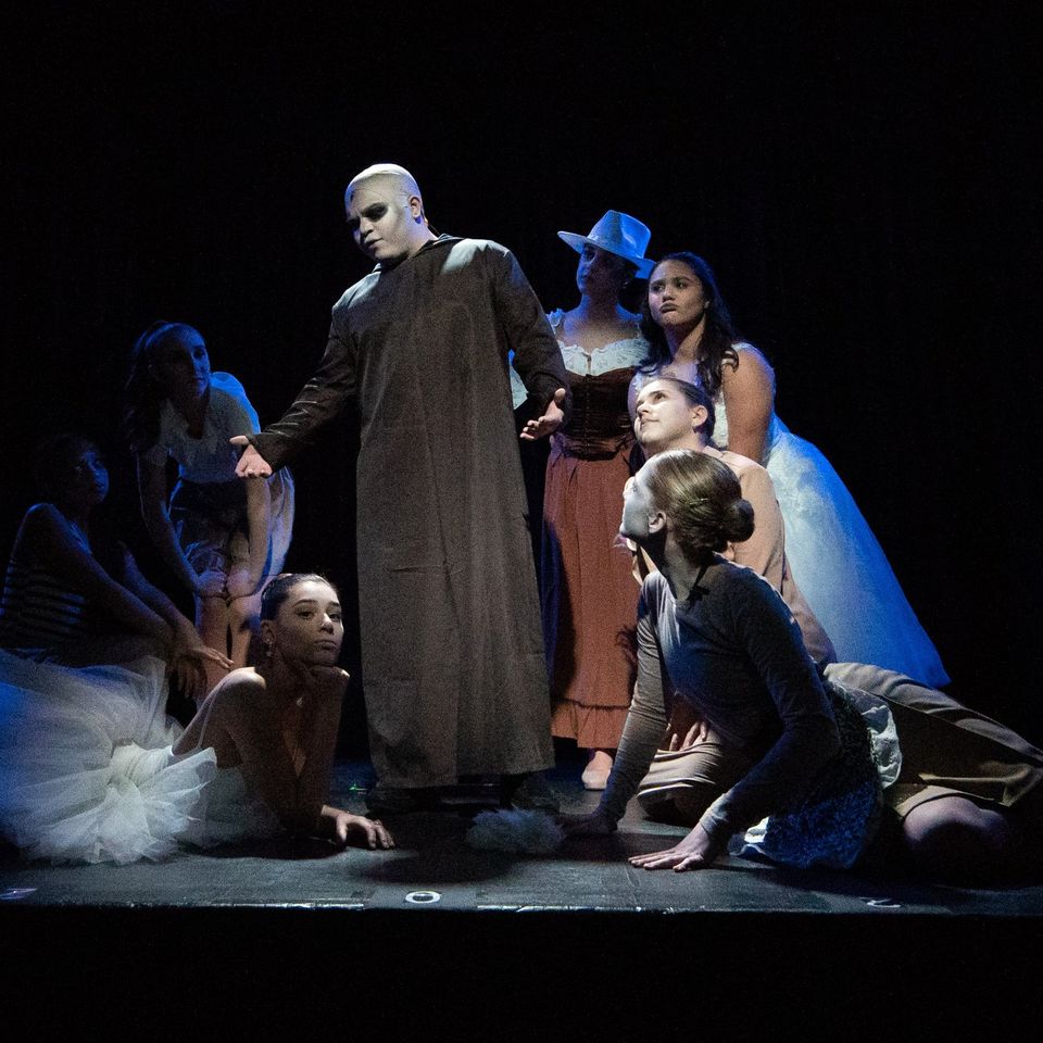 Alunos encenando 'The Addams Family' no palco