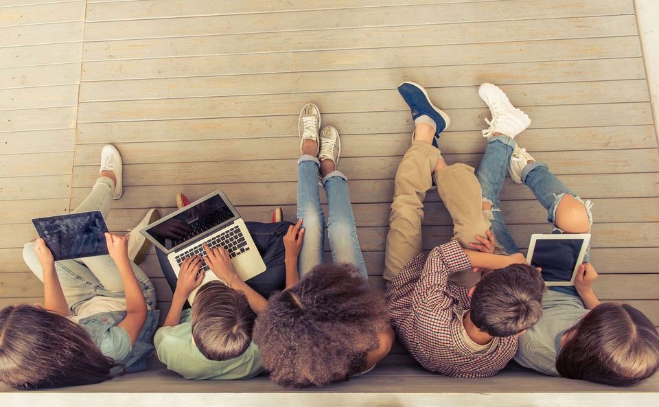 Alunos usando computadores, vistos de cima