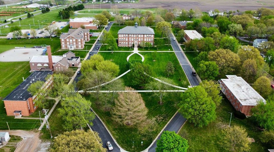 Mapa aéreo do campus com Moeller, Heilman, Brust, Baepler e Biltz Halls e o refeitório Krueger Dining Hall