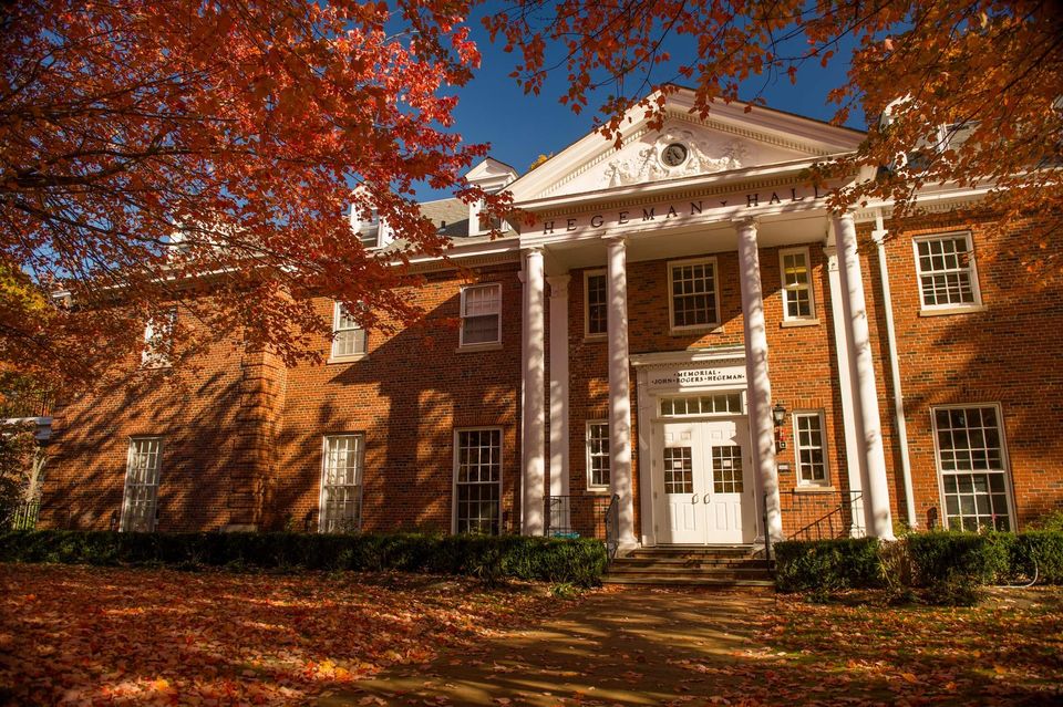 Hegeman Hall, dormitório de tijolos, no outono