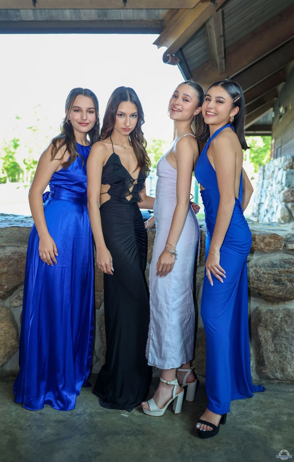 Quatro alunos da Storm King vestidos para um baile formal