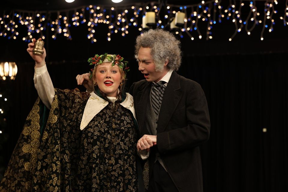 Alunos do high school encenando 'A Christmas Carol' no palco