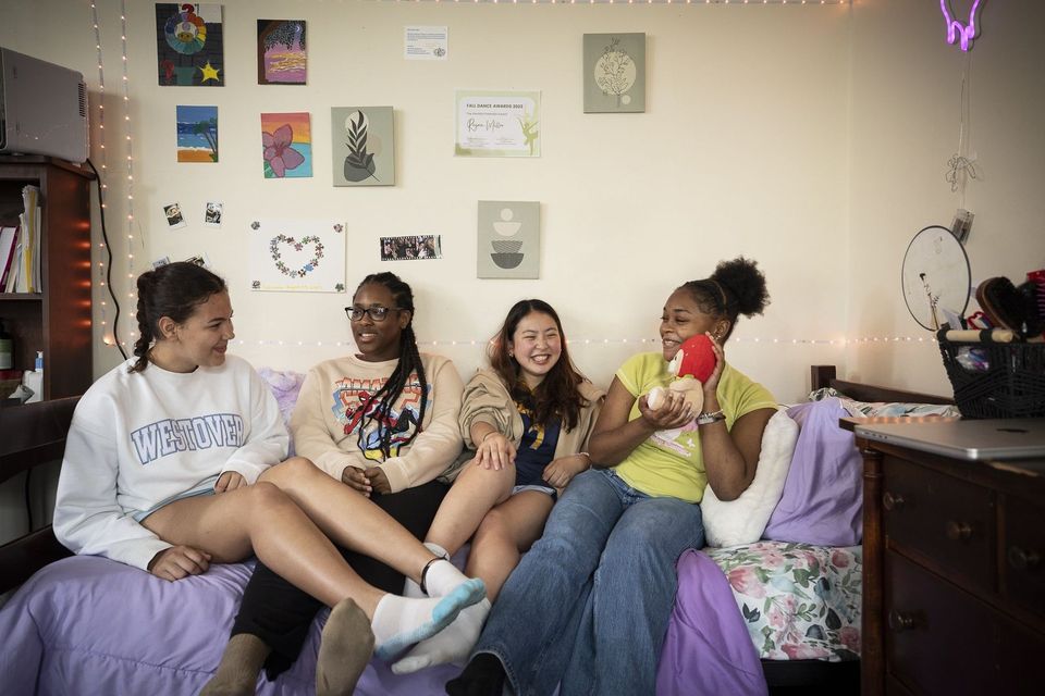Quatro internas descansando juntas em um quarto de alojamento