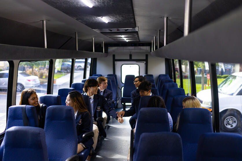 Alunos de blazer no ônibus que liga a vila residencial ao campus