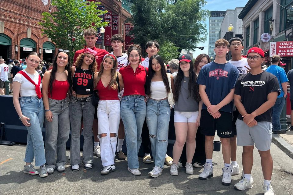 Internos de vermelho em uma viagem de fim de semana a um jogo do Boston Red Sox