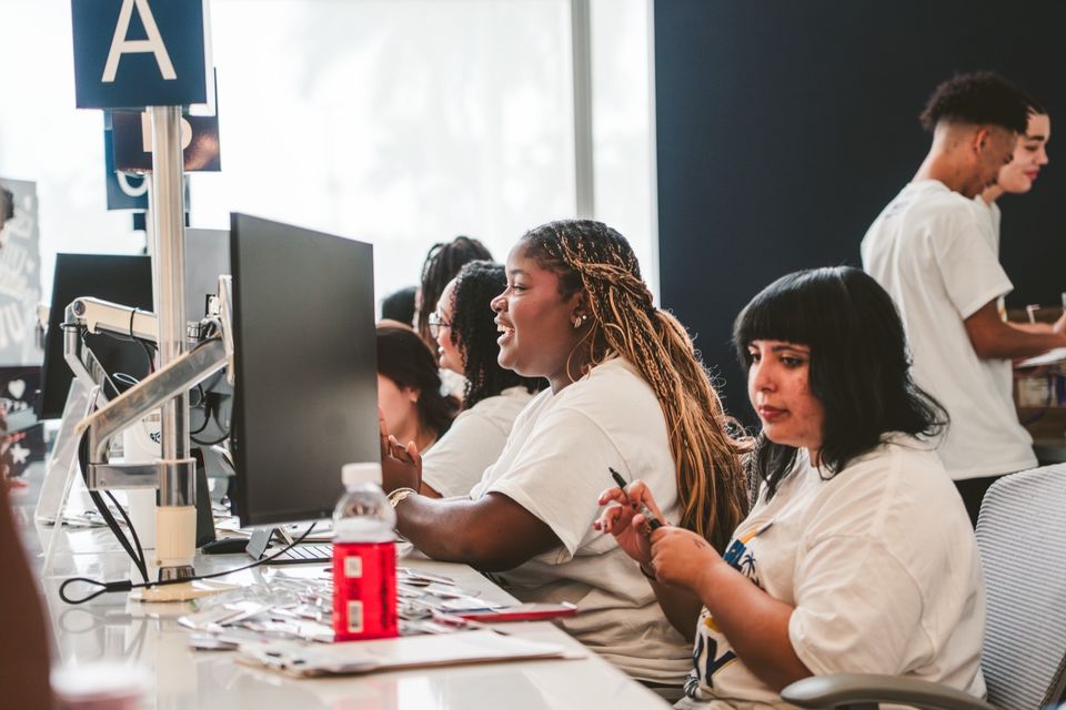 Estudantes trabalhando em computadores de mesa em um laboratório da FIU durante a orientação de calouros
