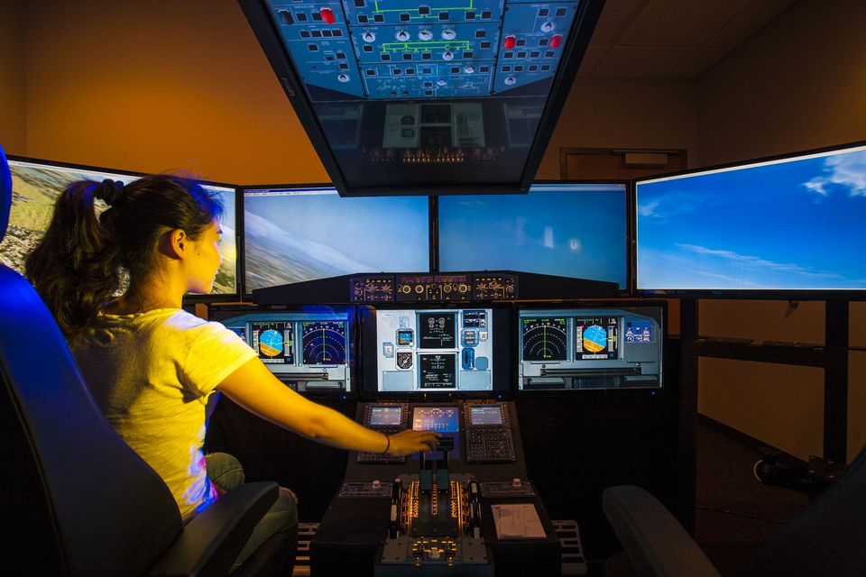 Estudante de aviação pilota um simulador de voo no Emil Buehler Center for Aviation Training & Research da Florida Tech